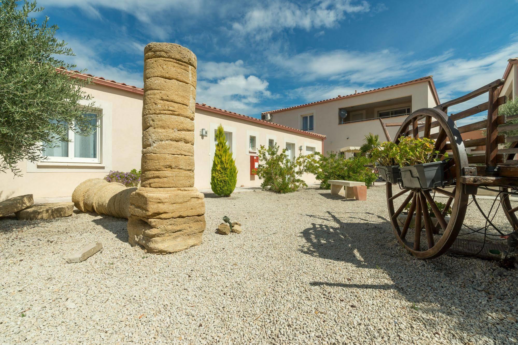 Hotel Et Residence De La Transhumance Saint-Martin-de-Crau Exteriér fotografie